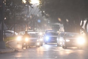 La Avenida Alem, “sobrecargada” de vehículos emitiendo gases contaminantes a la atmósfera. La foto es sólo ilustrativa.