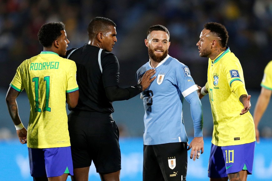 Soccer Football - World Cup - South American Qualifiers - Uruguay v Brazil - Estadio Centenario, Montevideo, Uruguay - October 17, 2023
Brazil's Neymar remonstrates with referee Alexis Herrera as Uruguay's Nahitan Nandez looks on REUTERS/Andres Cuenca