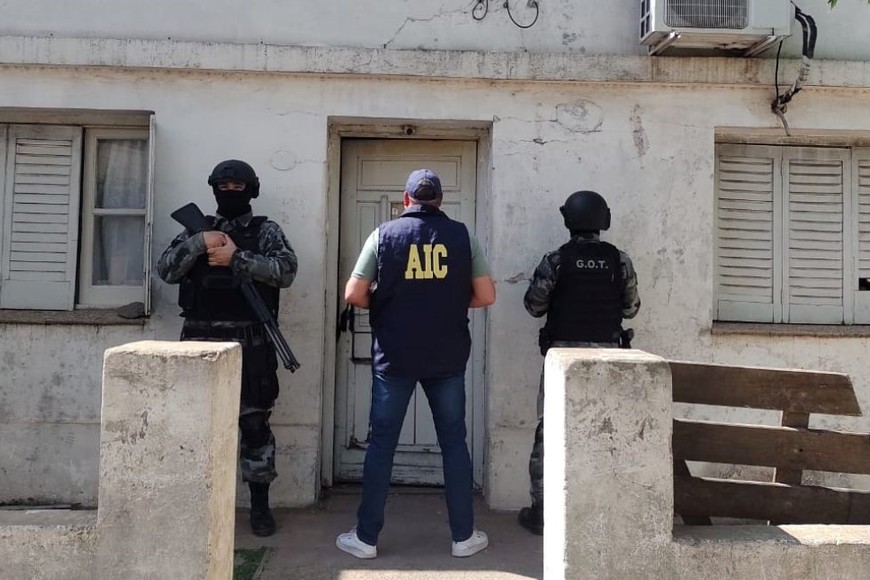 El personal policial irrumpe en la vivienda del narco.