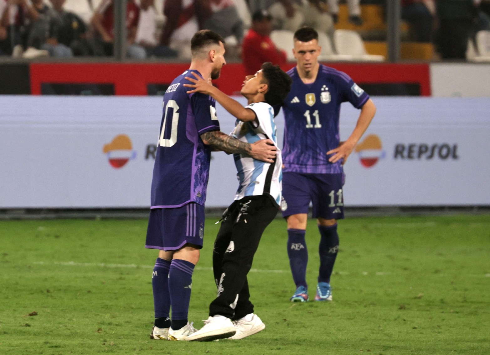 Un hincha argentino invadió el campo y se se acerca al argentino Lionel Messi durante el partido. 