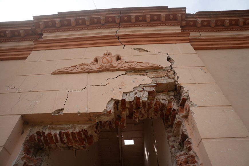 La parte superior de la puerta de entrada está totalmente deteriorada.