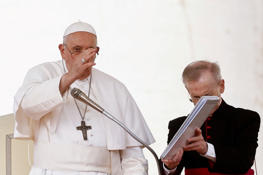 Pope Francis delivers his blessing during the weekly general audience in Saint Peter's Square at the Vatican, October 18, 2023. REUTERS/Yara Nardi