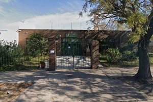El hecho ocurrió en la puerta de la Escuela Secundaria N°1, situada en la calle Beazley 2175, del mencionado distrito de La Matanza.