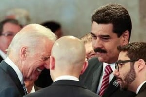 Joe Biden junto a Nicolás Maduro.