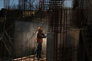 Imagen de archivo de un obrero trabajando en una obra de construcción de un proyecto urbanístico en Valparaíso, Chile. 25 de mayo, 2017. REUTERS/Rodrigo Garrido/Archivo