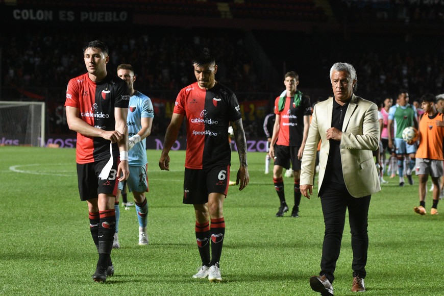 La defensa y el DT. Paolo Goltz fue el león en el fondo de la Colón.