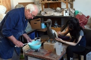 Antes. equipo de Conservación y Restauración de Museos Municipales mostró el trabajo que se llevó adelante para obtener réplicas escultóricas de los biguás emplazados en la fuente de la Plaza 25 de Mayo.