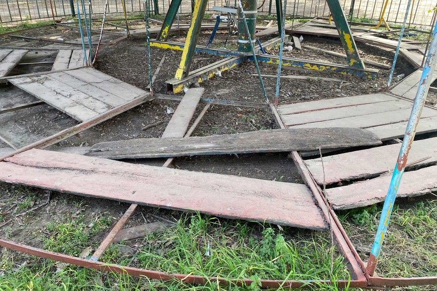 Las tablas de madera del piso del juego mecánico.