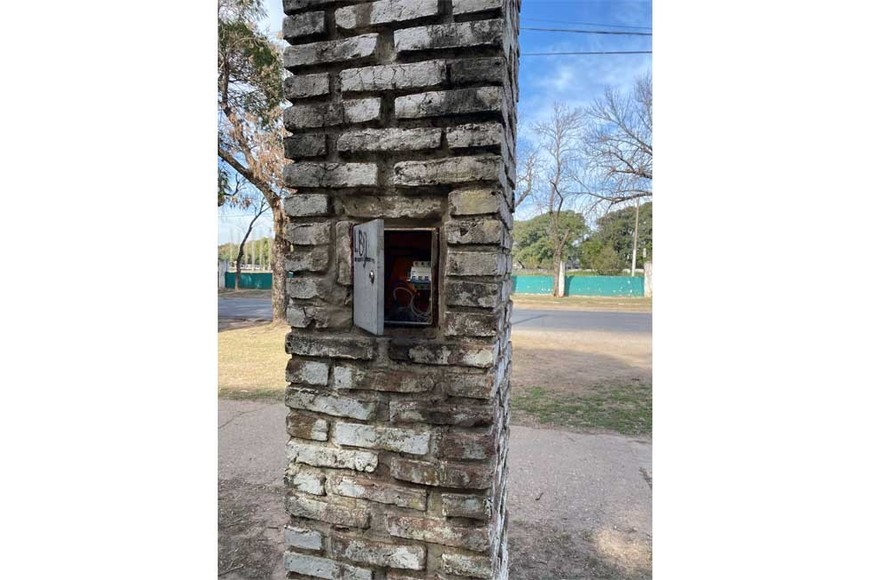 El tablero eléctrico abierto, al alcance de cualquiera.