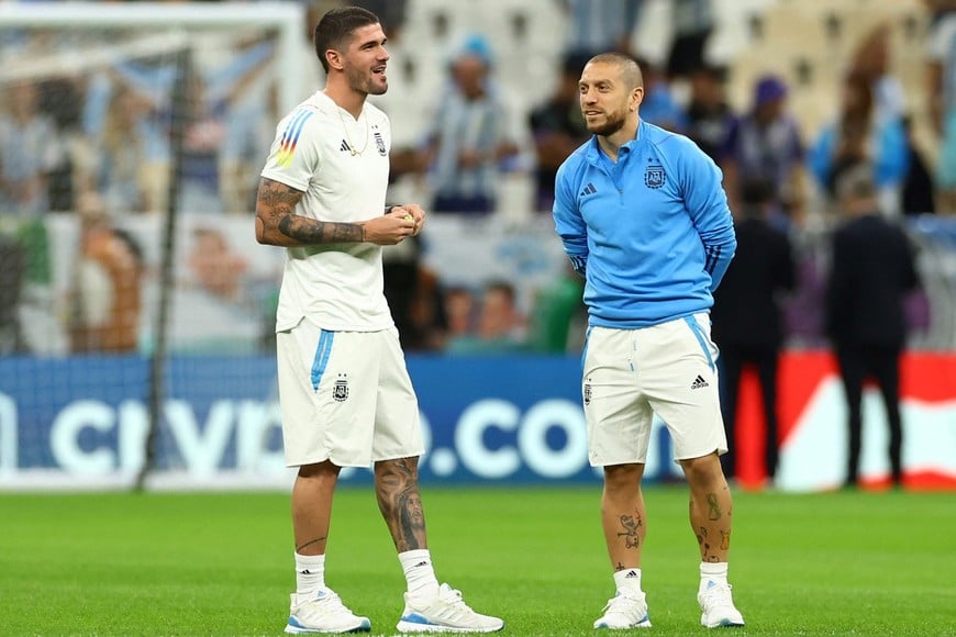 Soccer Football - FIFA World Cup Qatar 2022 - Quarter Final - Netherlands v Argentina - Lusail Stadium, Lusail, Qatar - December 9, 2022
Argentina's Rodrigo De Paul and Alejandro Gomez on the pitch before the match REUTERS/Bernadett Szabo