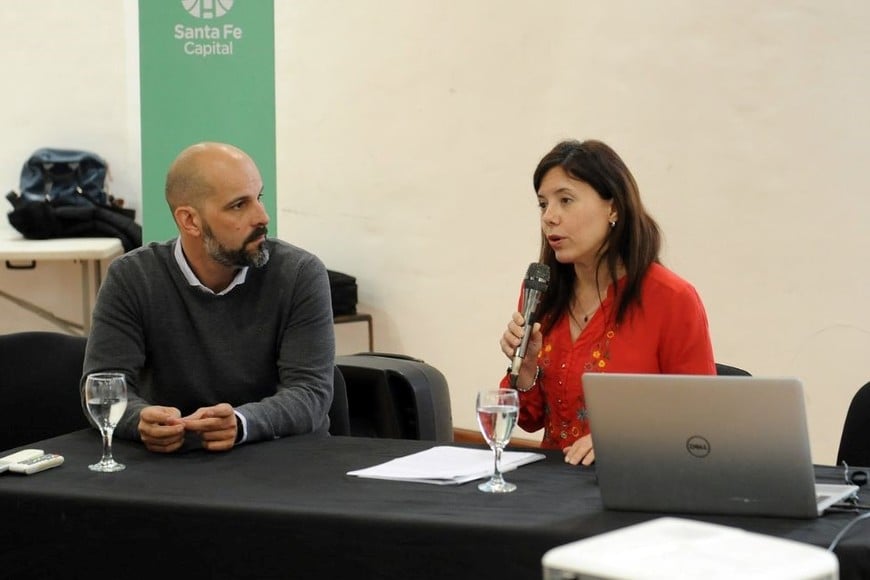 El secretario de Educación y Cultura municipal, Paulo Ricci, y la especialista del Conicet, Norma Levrand, dieron los detalles del mensaje.