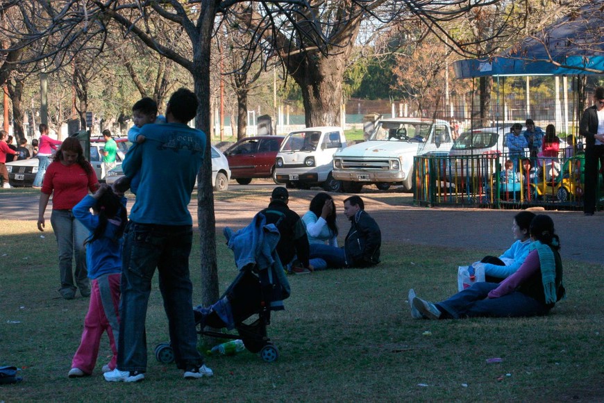 Los santafesinos disfrutando una tarde en el parque. De fondo la calesita llena de niños. La foto es de 2007.