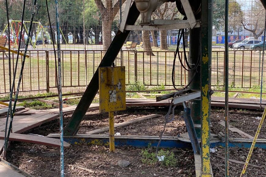 Todavía quedan algunos cables y un tablero eléctrico que accionaba la calesita.