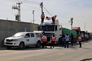 La ayuda humanitaria comenzó a entrar a la Franja de Gaza a través del paso fronterizo con Egipto.