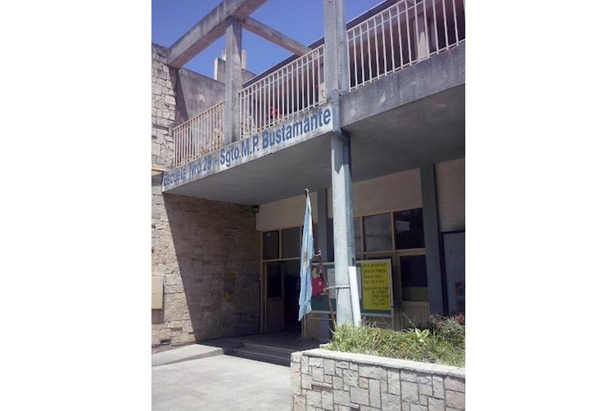 Frente de la Escuela Nº 29 Sargento Mayor Pedro Bustamante, ubicada en Av. Aristóbulo del Valle 4435 de la ciudad de Santa Fe, edificio inaugurado en 1963. El establecimiento educativo cuenta con unos 450 alumnos y una biblioteca escolar provista de 12.000 volúmenes.