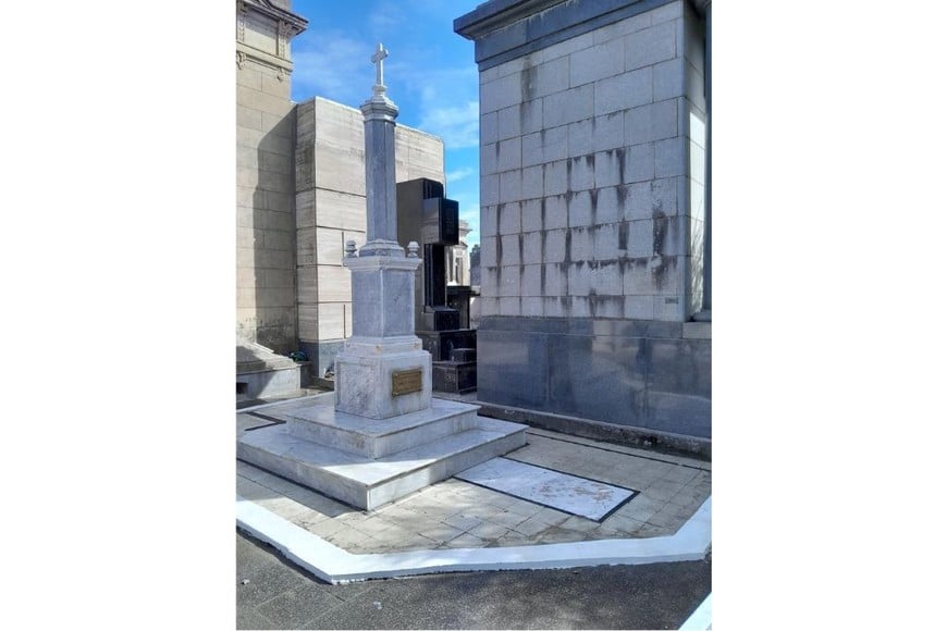 Monolito dedicado a la memoria del Sargento Mayor Pedro Bustamante en el Cementerio Municipal de Santa Fe, ya reparado. Los arreglos se hicieron durante este año, con la inestimable ayuda del Instituto Belgraniano (materiales) y el Liceo Militar General Belgrano (mano de obra).