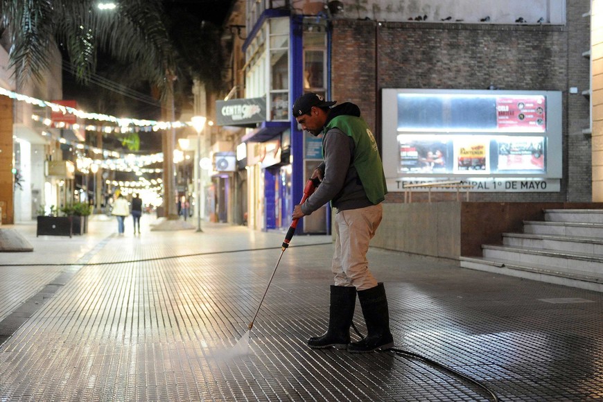 La racionalización del uso de agua para la limpieza de la vereda de un local comercial, otra de las claves.