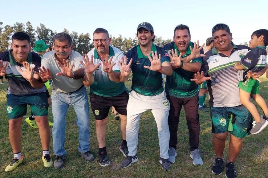 El cuerpo técnico del Club Atlético Tostado.