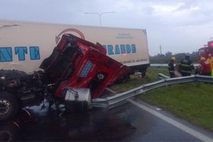 El conductor del camión fue trasladado al hospital de Granadero Baigorria. Crédito: El Litoral.