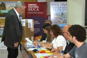 El presidente Alberto Fernández emitió su voto este domingo alrededor de las 9.30.