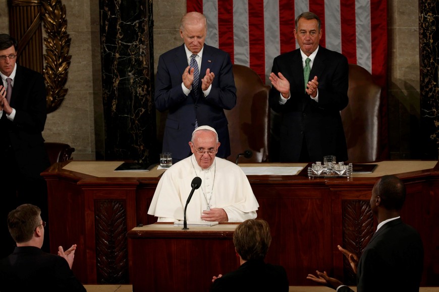 Pope Francis pauses after concluding his addresses before a joint meeting of the U.S. Congress as Vice President Joe Biden (L) and Speaker of the House John Boehner (R) applaud in the House of Representatives Chamber on Capitol Hill in Washington September 24, 2015.    REUTERS/Kevin Lamarque  washigton  eeuu papa francisco visita del papa a eeuu religion iglesia catolica papa viajes visitas papa discurso en el  congreso de eeuu