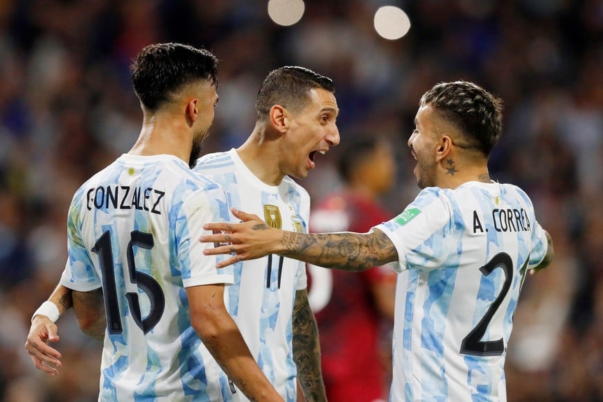 Soccer Football - World Cup - South American Qualifiers - Argentina v Venezuela - Estadio La Bombonera, Buenos Aires, Argentina - March 25, 2022
Argentina's Angel Di Maria celebrates scoring their second goal with teammates REUTERS/Agustin Marcarian