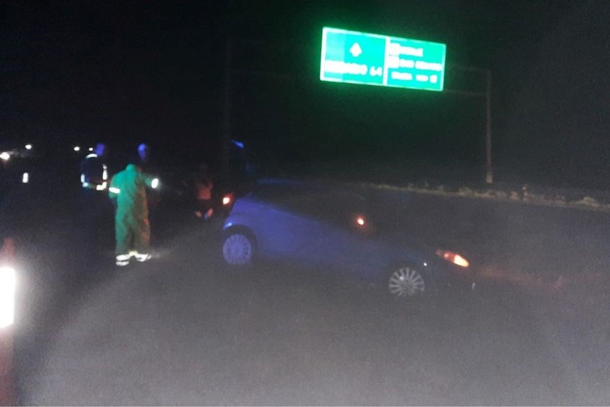 Un auto se fue del camino en la autopista a la altura de Monje. Crédito: Unidad Regional XV de Policía.