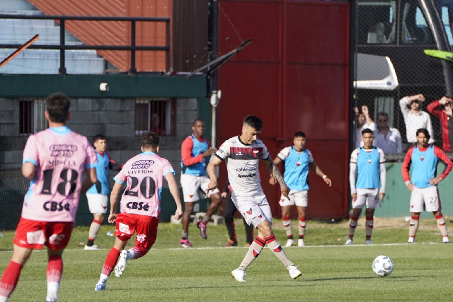 Colón perdió con Arsenal en Sarandí y sigue en zona de descenso. El “Sabalero” cayó por 1 a 0 en el estadio Julio Humberto Grondona.