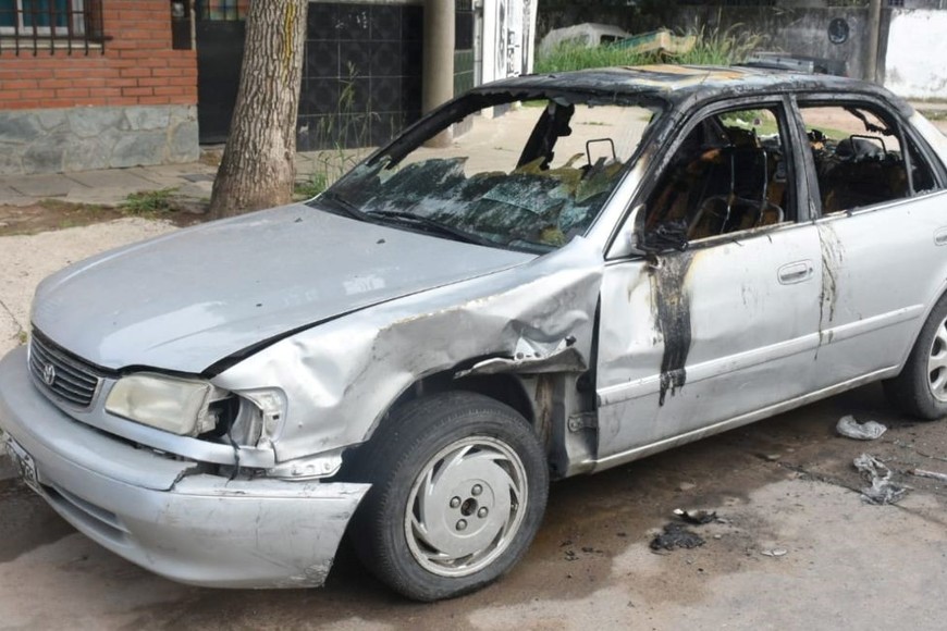 El Toyota Corolla incendiado en barrio Santa Rosa de Lima