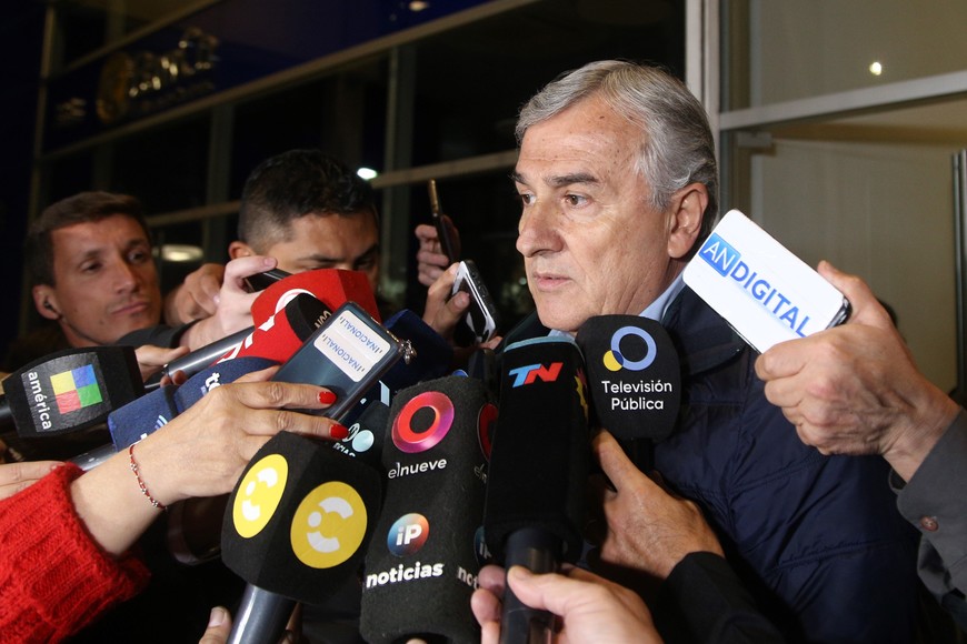 El presidente de la UCR y gobernador de Jujuy, Gerardo Morales, habló con periodistas antes de ingresar a la reunión de los gobernadores de JxC. Crédito: NA