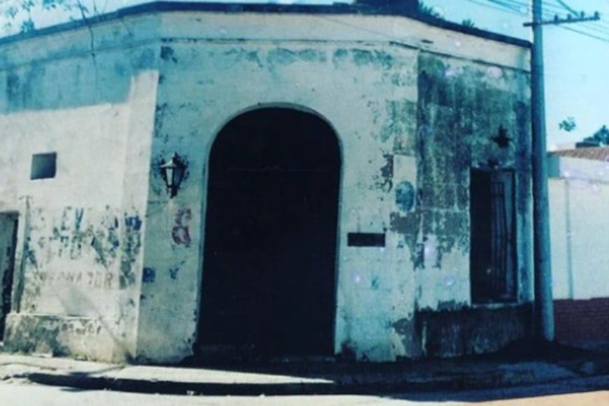 Así era la casa donde vivió la poetisa. Esta foto es del año 2000, poco antes de ser derrumbada. Crédito: Museo Municipal J. M. Maciel.