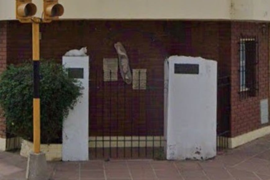 Estado actual de la esquina donde estaba la entrada a la casa: quedó un monolito y una placa.