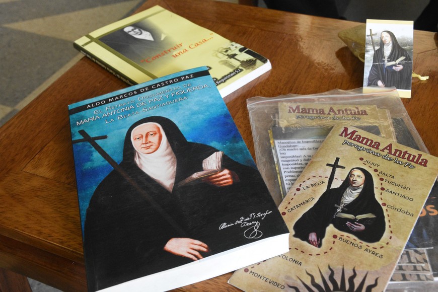 La estampita, folletos y libros sobre la beata, que ahora será canonizada para convertirse en la primera santa argentina.