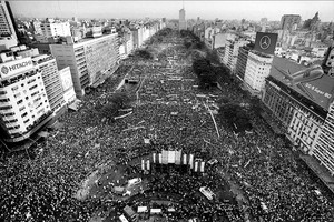La avenida 9 de Julio colmada por radicales y seguidores de Alfonsín.