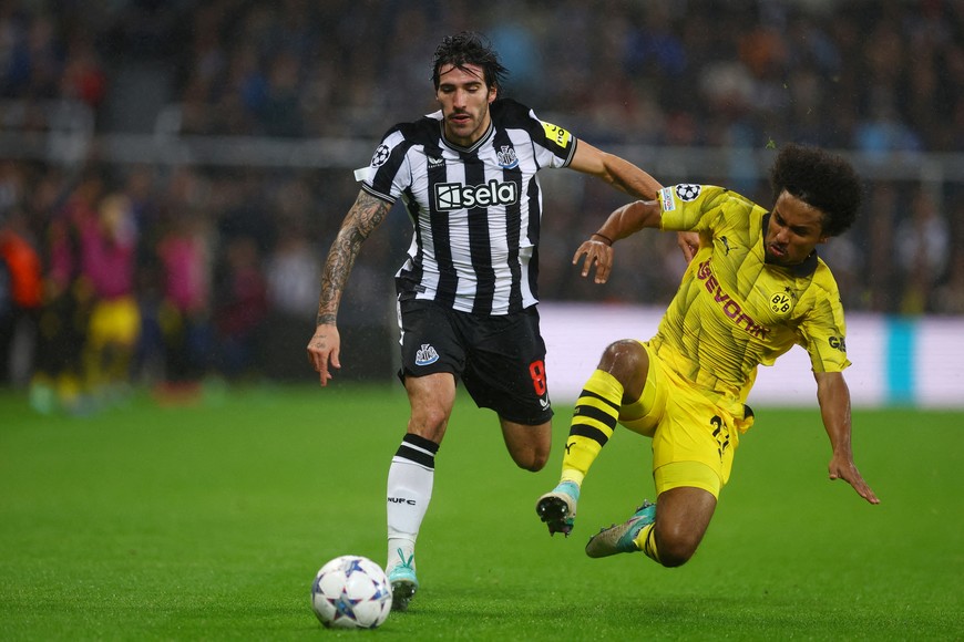 FILE PHOTO: Soccer Football - Champions League - Group F - Newcastle United v Borussia Dortmund - St James' Park, Newcastle, Britain - October 25, 2023 
Newcastle United's Sandro Tonali in action with Borussia Dortmund's Karim Adeyemi Action Images via Reuters/Lee Smith/File Photo