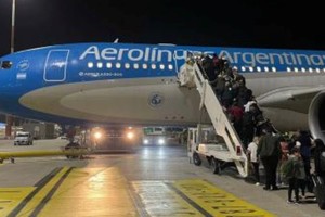 El avión de Aerolíneas Argentinas partió desde Roma.