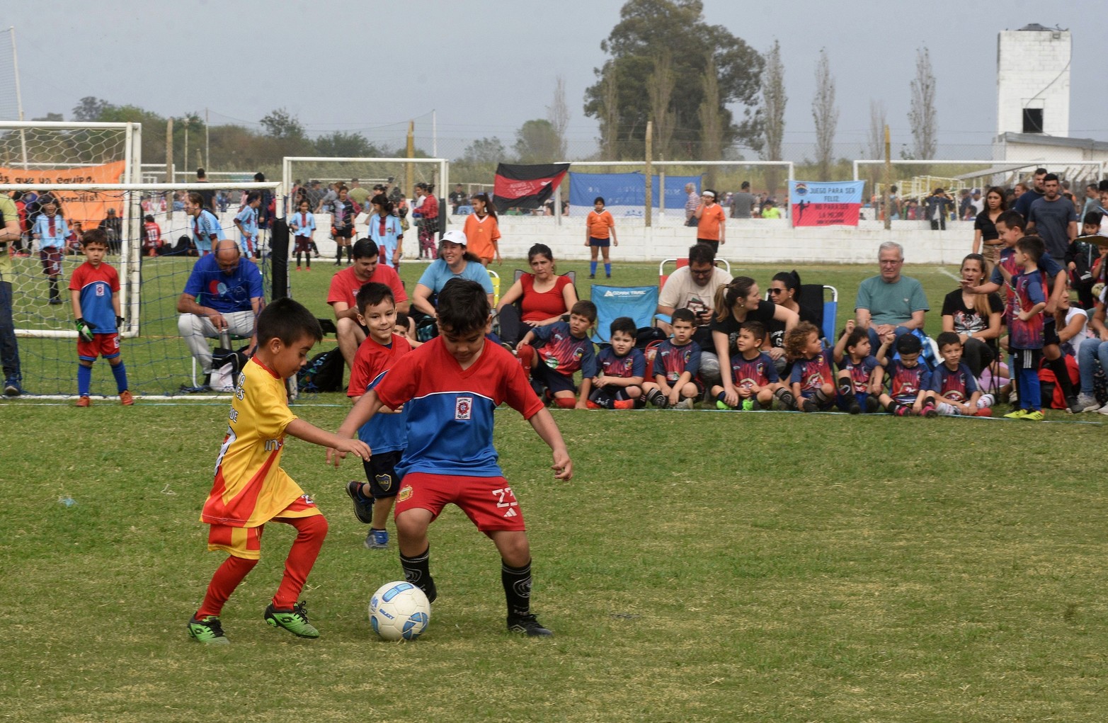 El predio Nery Pumpido, ubicado en el norte de la ciudad de Santa Fe, se convirtió en el escenario de la pasión y la emoción del fútbol infantil durante los Encuentros de Escuelitas de Fútbol.