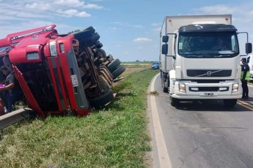 Durante la tarde del jueves un camión de gran porte protagonizó un impactante vuelco