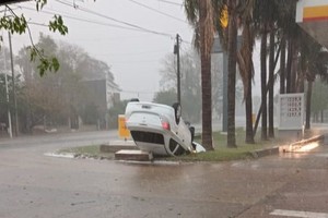 Sin intervención de terceros, el auto se dio vuelta y quedó con las ruedas hacia arriba.