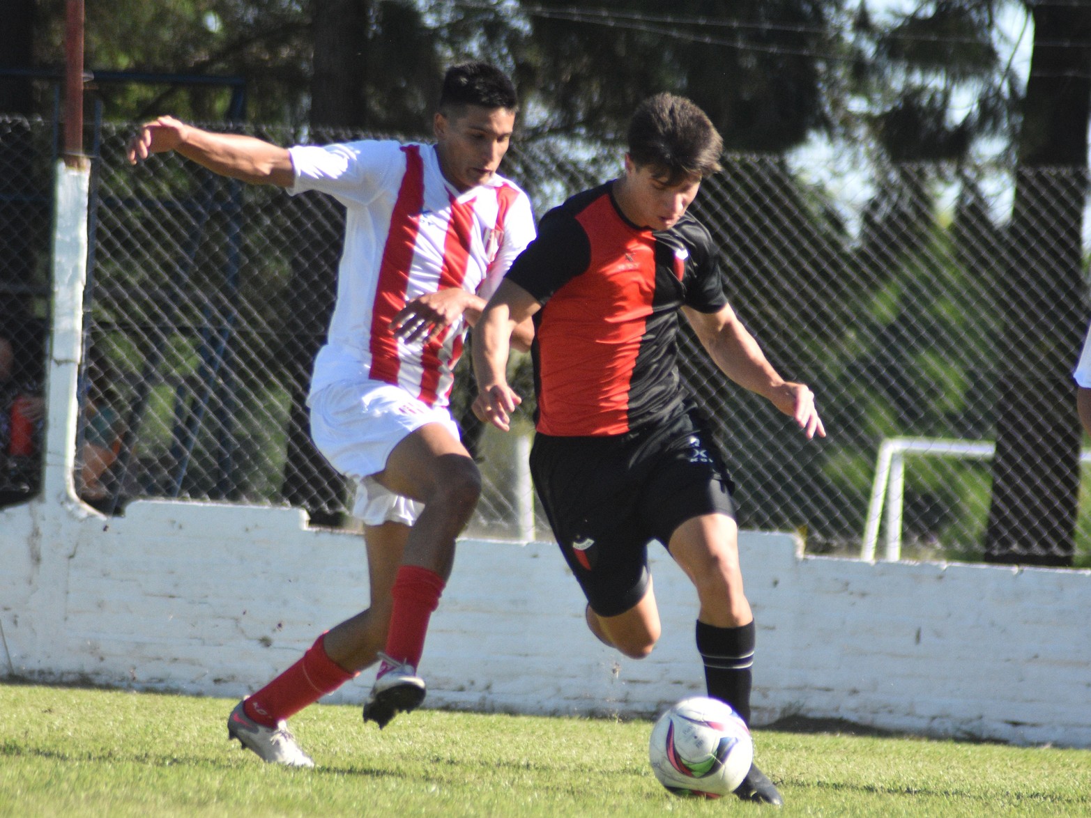 Unión le ganó 2 a 0 a Colón en uno de los clásicos que tiene la Liga Santafesina de fútbol. 