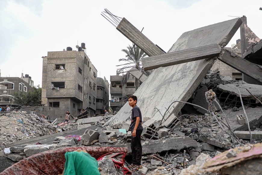 (231027) -- GAZA, 27 octubre, 2023 (Xinhua) -- Personas son vistas entre los escombros de edificios destruidos en ataques aéreos israelíes, en la ciudad de Khan Younis, en el sur de la Franja de Gaza, el 27 de octubre de 2023. El número de palestinos muertos por los ataques militares israelíes contra la Franja de Gaza ha alcanzado los 7.326, informó el viernes el Ministerio de Salud de Hamas. Israel ha lanzado ataques aéreos masivos y operaciones terrestres limitadas contra el enclave costero, en represalia por un asalto sorpresa de milicianos de Hamás, que gobierna la Franja de Gaza, el pasado 7 de octubre, el cual ha matado al menos a 1.400 personas en territorio israelí. (Xinhua/Rizek Abdeljawad) (oa) (ra) (ce)