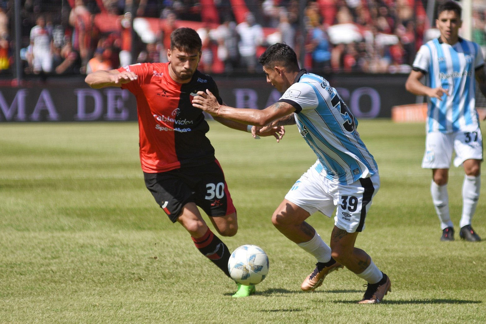 Santiago Pierotti, en esta buena jugada, decide pasársela a Benítez...