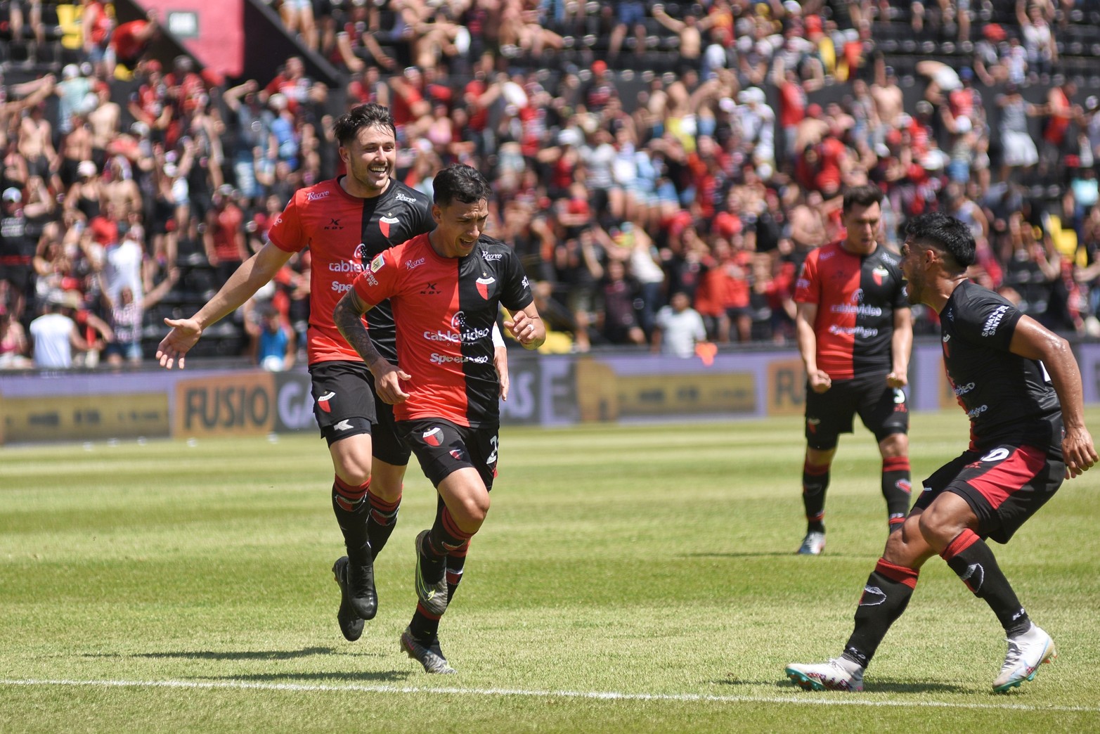 Los jugadores festejan estos tres puntos, para hacer frente a los difíciles compromisos que le quedan, en esta crucial instancia.