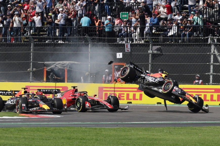 Formula One F1 - Mexico City Grand Prix - Autodromo Hermanos Rodriguez, Mexico City, Mexico - October 29, 2023
Red Bull's Sergio Perez crashes at the first corner of the race after contact with Ferrari's Charles Leclerc as Red Bull's Max Verstappen leads REUTERS/Raquel Cunha