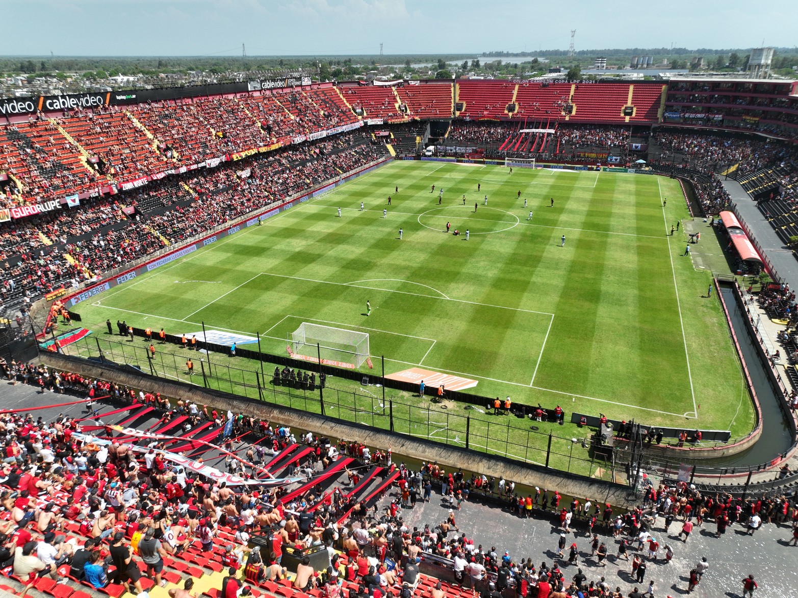 En la cálida siesta santafesina, el público sabalero se hizo presente en apoyo a su equipo.