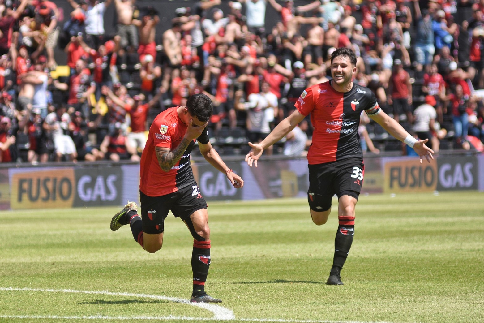 La alegría y la emoción de Meza por el gol, en el primer tiempo.