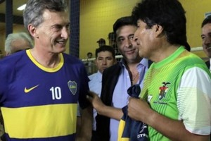 Jueves 10 de diciembre de 2015. A pocas horas de asumir como presidente de Argentina, Mauricio Macri se enfrentó en un partido de fútbol realizado en La Bombonera al entonces mandatario boliviano Evo Morales.