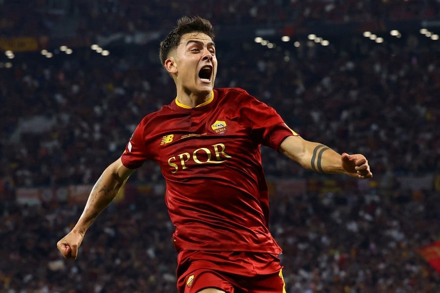 Soccer Football - Europa League - Final - Sevilla v AS Roma - Puskas Arena, Budapest, Hungary - May 31, 2023 
AS Roma's Paulo Dybala celebrates scoring their first goal REUTERS/Bernadett Szabo