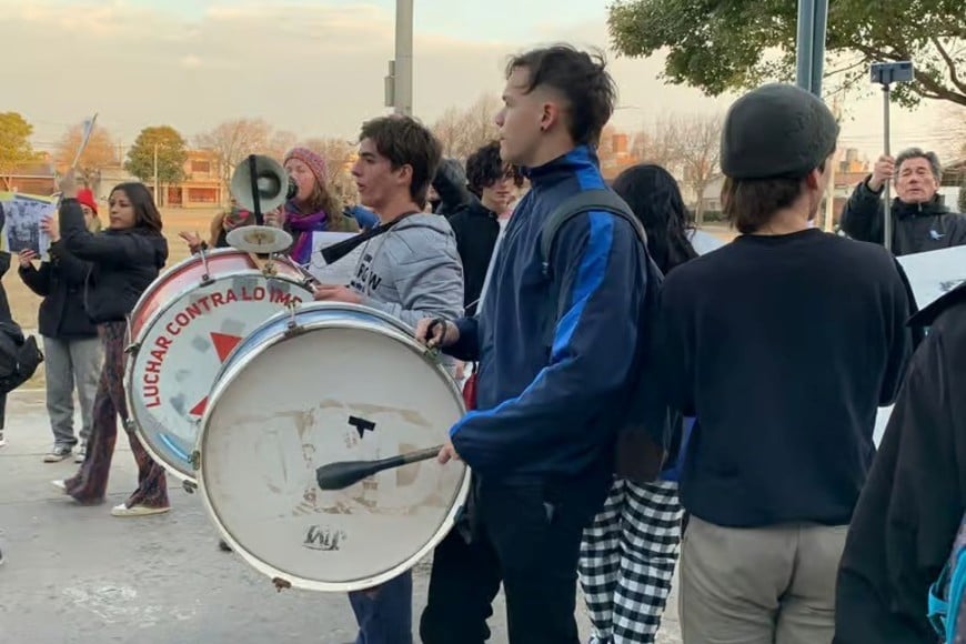 Jóvenes reclamando justicia frente a la escuela.