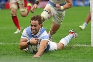 NIcolás Sánchez apoyando su try ante Gales. Crédito: Prensa UAR.